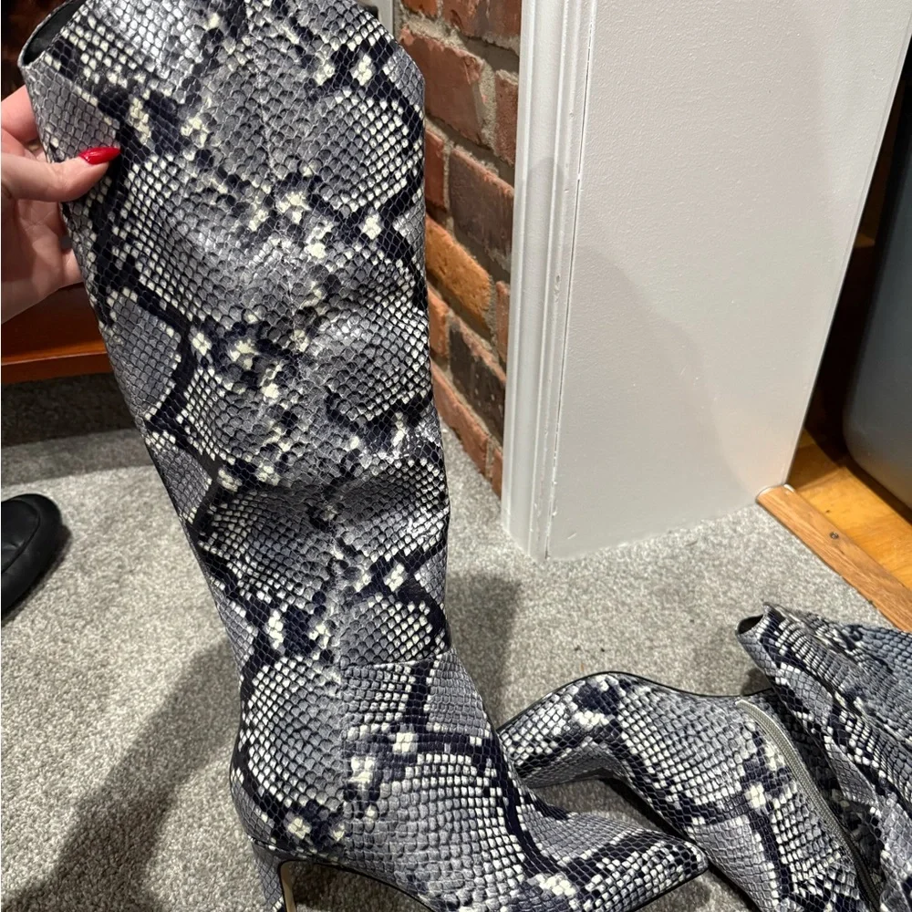 Snakeskin Pattern Knee-High Boots‎